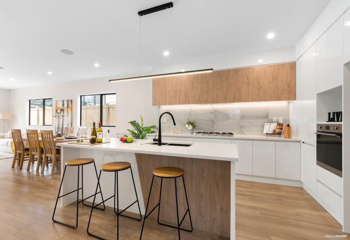 For rent, Ormiston Junior and Senior College zone, 2 Kitchens, 5 beds (2 ensuites) 4.5 baths house with garage and 1 bed 1 bath granny, available 6th July, 68 Rashni Road, Flat Bush, Auckland