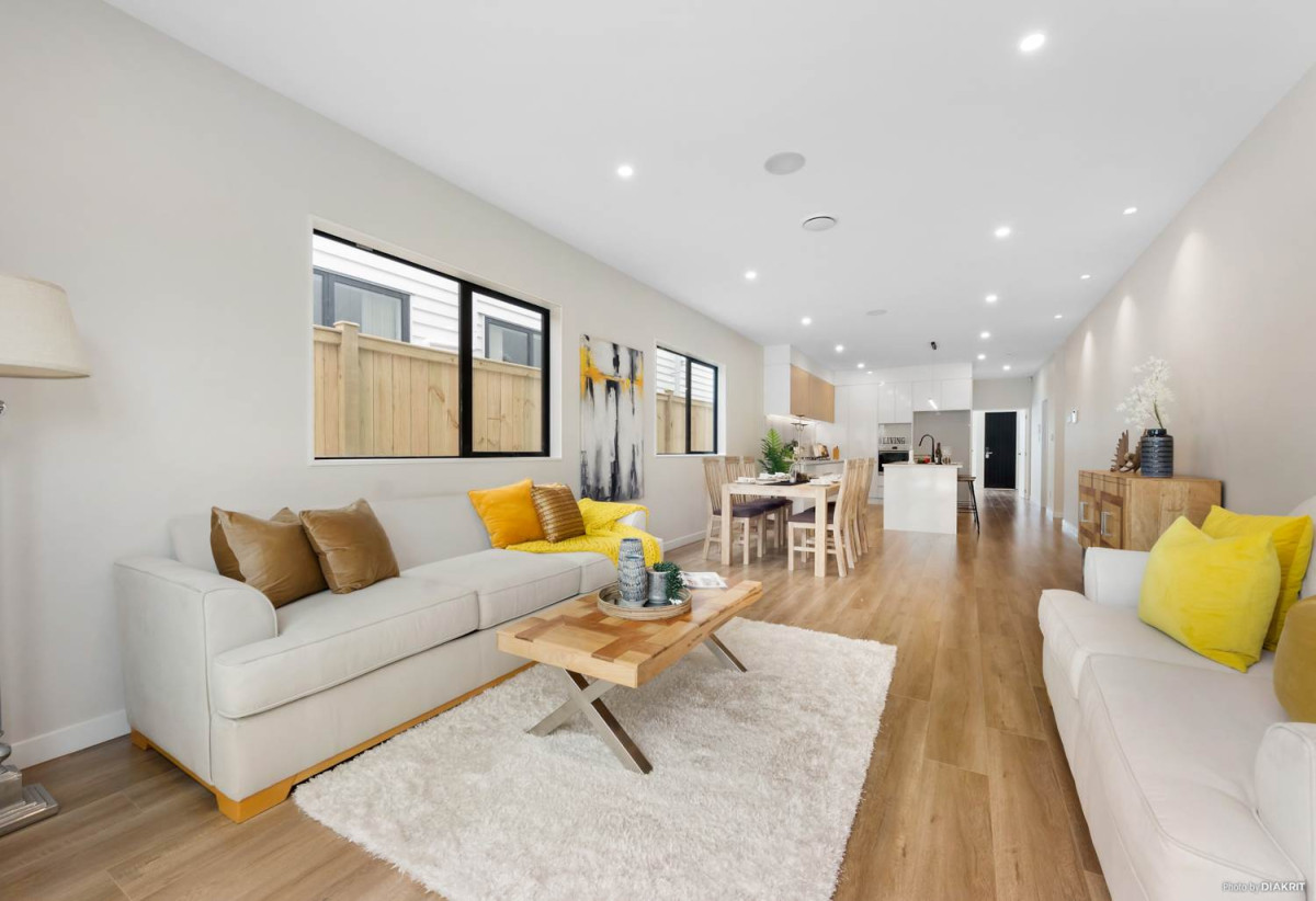 For rent, Ormiston Junior and Senior College zone, 2 Kitchens, 5 beds (2 ensuites) 4.5 baths house with garage and 1 bed 1 bath granny, available 6th July, 68 Rashni Road, Flat Bush, Auckland