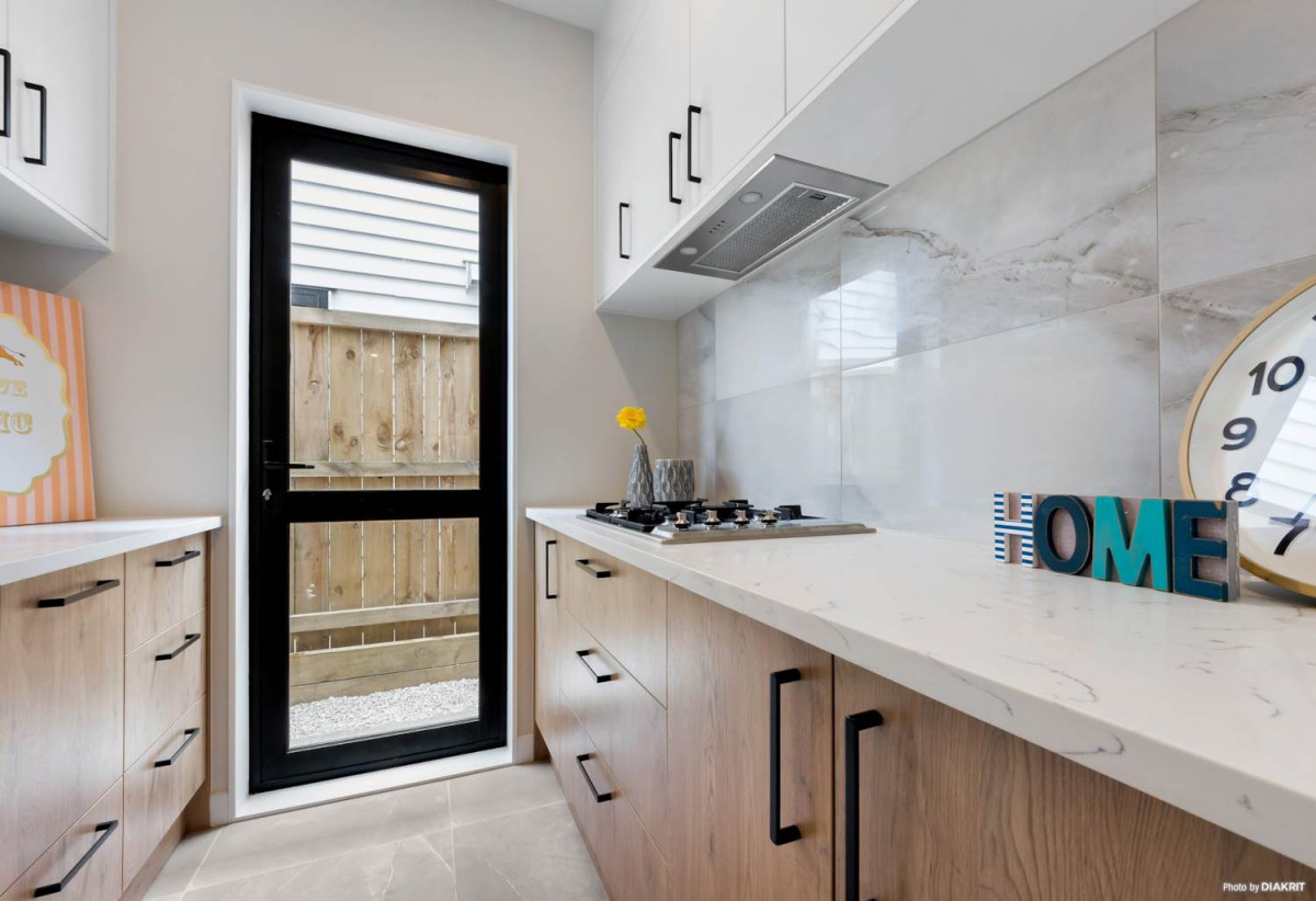 For rent, Ormiston Junior and Senior College zone, 2 Kitchens, 5 beds (2 ensuites) 4.5 baths house with garage and 1 bed 1 bath granny, available 6th July, 68 Rashni Road, Flat Bush, Auckland