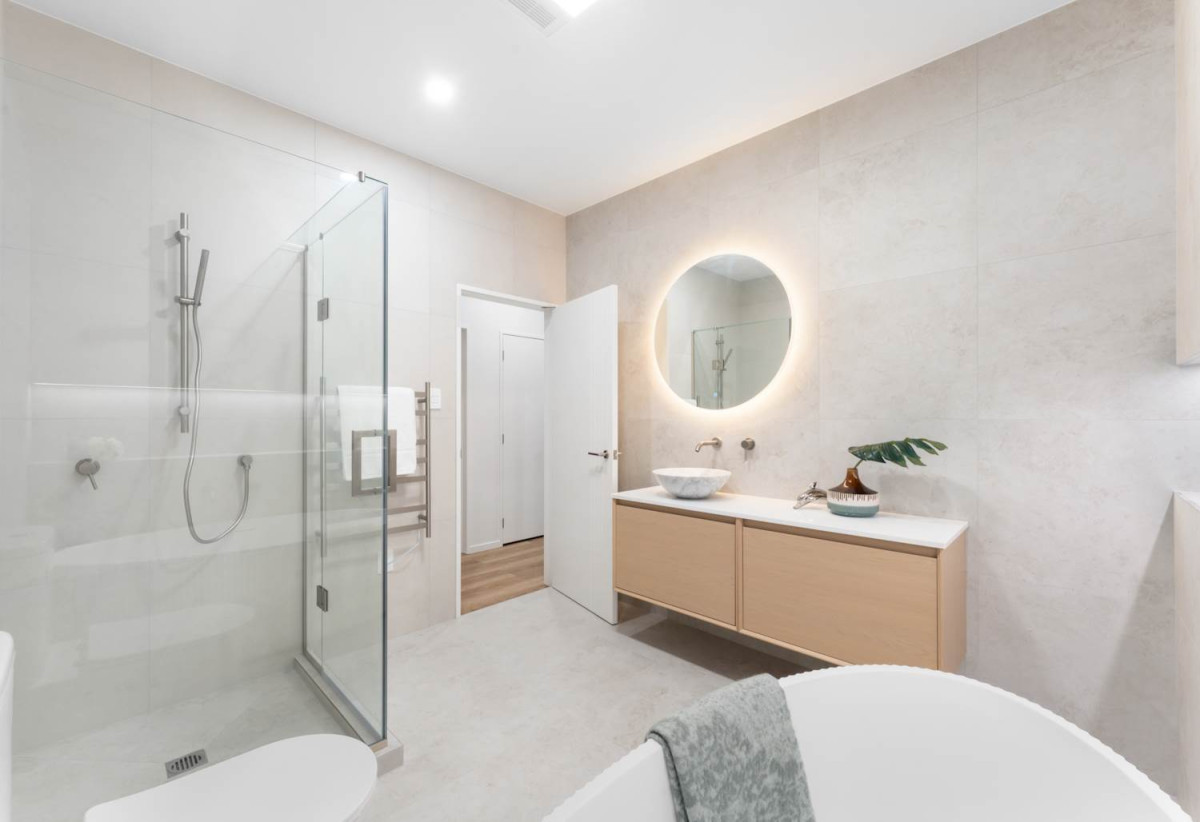 587m2 section, 227m2 Brandnew standalone 5 beds (1 ensuite) 3 baths house with double garage and big backyard, 3 beds 1 bath ground floor, move-in ready, close to schools, shops, beach, motorway access, 0.5 km to Nukumea School, 2 km to Orewa College, 242E West Hoe Heights, Orewa, Auckland