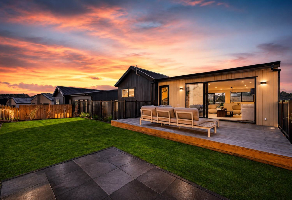 587m2 section, 227m2 Brandnew standalone 5 beds (1 ensuite) 3 baths house with double garage and big backyard, 3 beds 1 bath ground floor, move-in ready, close to schools, shops, beach, motorway access, 0.5 km to Nukumea School, 2 km to Orewa College, 242E West Hoe Heights, Orewa, Auckland
