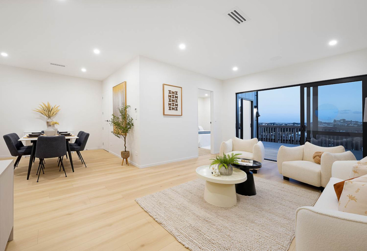 4 beds 2 baths house with garage, close to Silverdale Shopping Centre, motorway access, 10 Moko Road, Orewa, Auckland