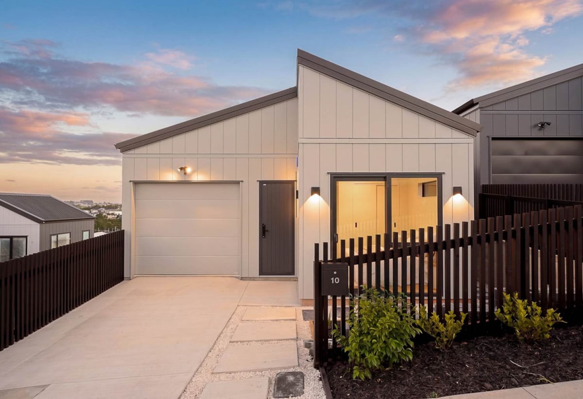 4 beds 2 baths house with garage, close to Silverdale Shopping Centre, motorway access, 10 Moko Road, Orewa, Auckland