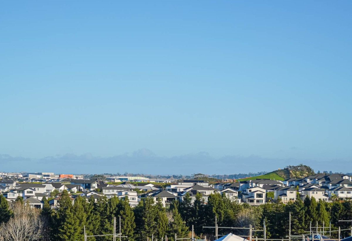 4 beds 2 baths house with garage, close to Silverdale Shopping Centre, motorway access, 10 Moko Road, Orewa, Auckland