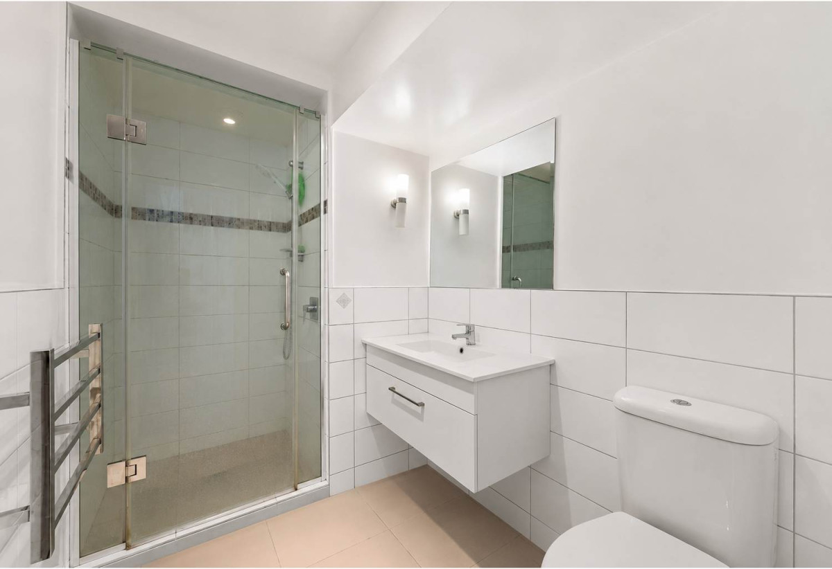 Vendor MUST Sell, Auckland Girls’ Grammar School zone, Freehold 2 beds 1 bath apartment, One secured carpark under a separate title, Internal floor area of approx. 60sqm plus a generous balcony, 0.8 km to Auckland Girls’ Grammar School, 402/168 Hobson Street, City Centre, Auckland
