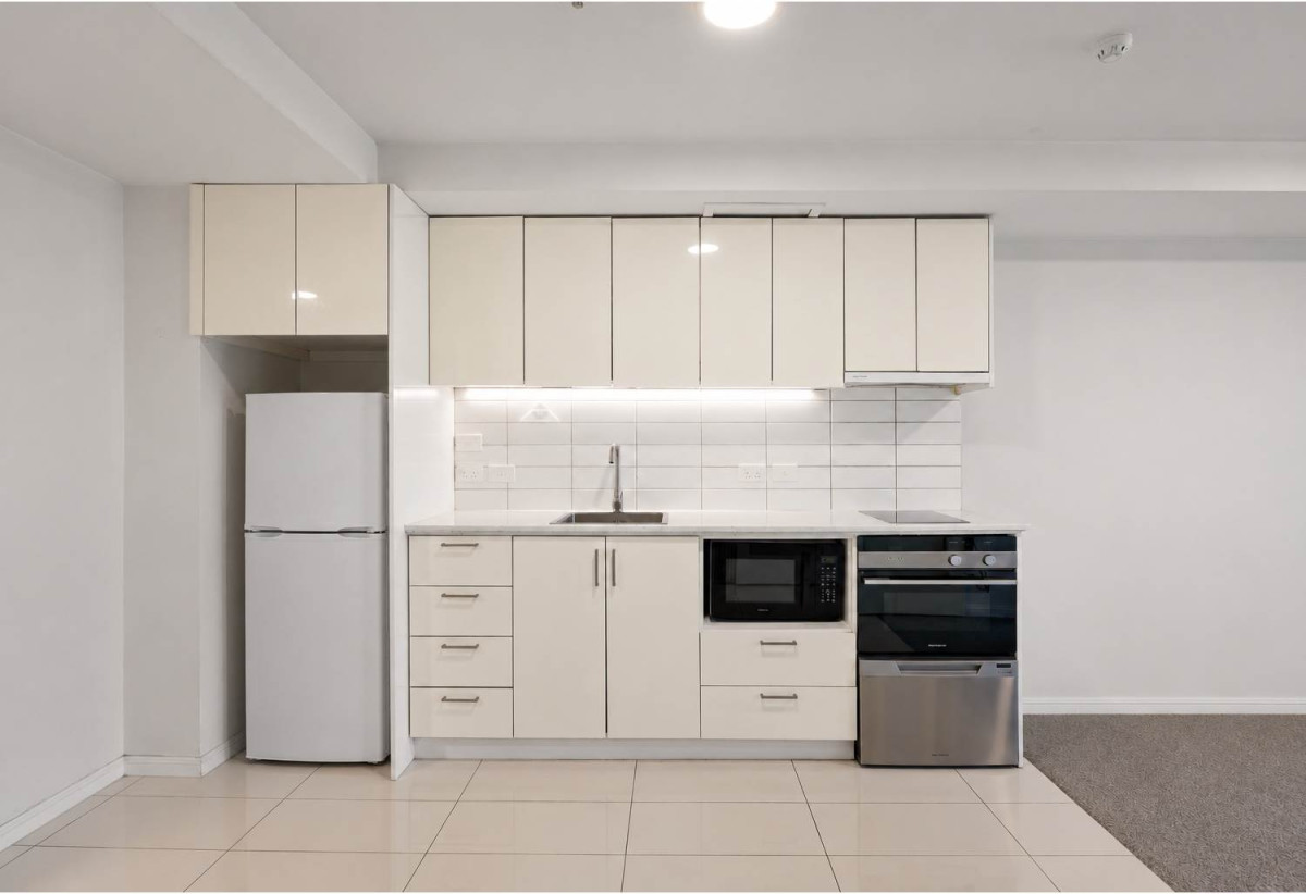 Vendor MUST Sell, Auckland Girls’ Grammar School zone, Freehold 2 beds 1 bath apartment, One secured carpark under a separate title, Internal floor area of approx. 60sqm plus a generous balcony, 0.8 km to Auckland Girls’ Grammar School, 402/168 Hobson Street, City Centre, Auckland