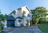 Standalone 3 beds 1.5 baths home with garage, Semi-ensuite full bathroom upstairs, Large separate guest toilet downstairs, close to Glenfield Mall, schools, parks, 0.7 km to Windy Ridge School, 1.7 km to Glenfield Intermediate School, 3/29 Park Road, Glenfield, Auckland