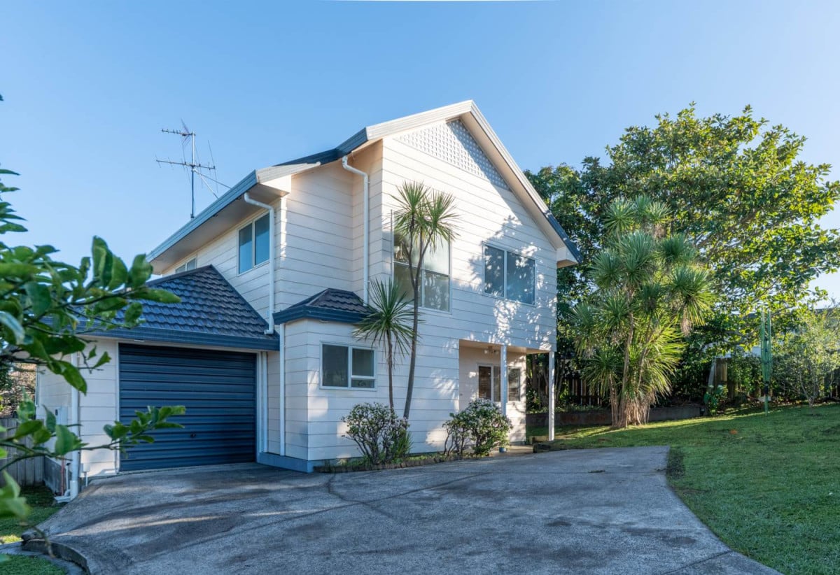 Standalone 3 beds 1.5 baths home with garage, Semi-ensuite full bathroom upstairs, Large separate guest toilet downstairs, close to Glenfield Mall, schools, parks, 0.7 km to Windy Ridge School, 1.7 km to Glenfield Intermediate School, 3/29 Park Road, Glenfield, Auckland