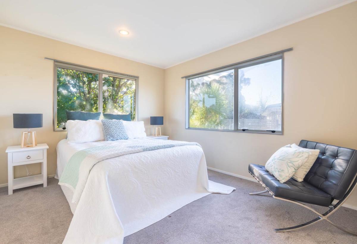 Standalone 3 beds 1.5 baths home with garage, Semi-ensuite full bathroom upstairs, Large separate guest toilet downstairs, close to Glenfield Mall, schools, parks, 0.7 km to Windy Ridge School, 1.7 km to Glenfield Intermediate School, 3/29 Park Road, Glenfield, Auckland
