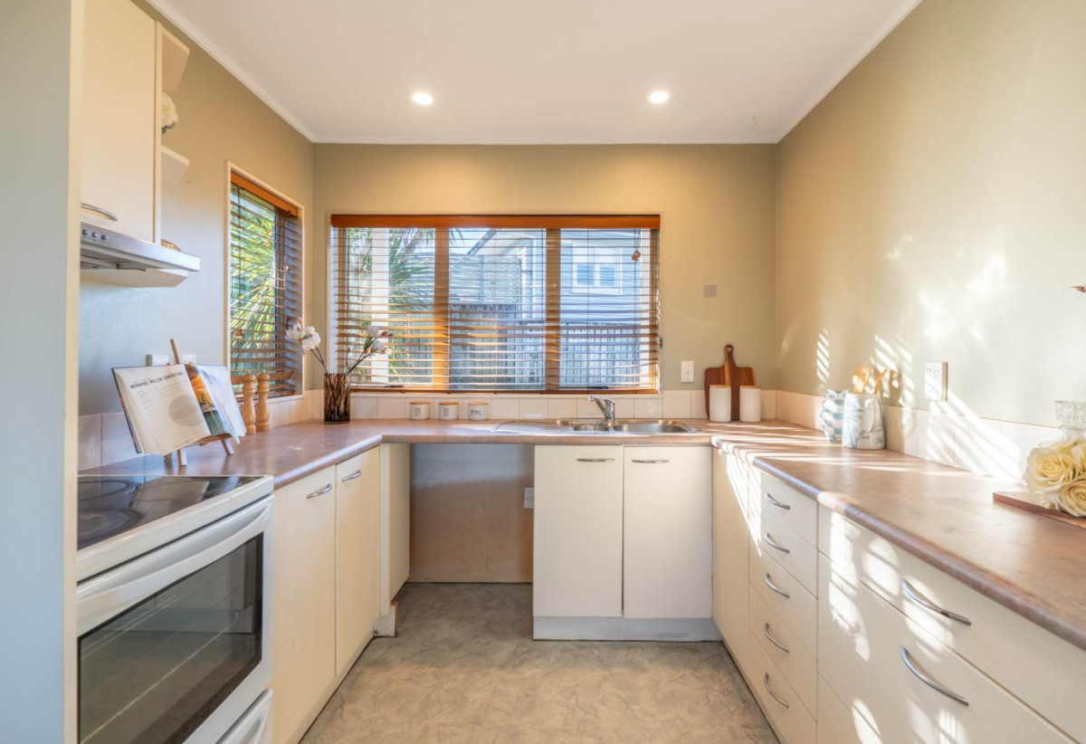 Standalone 3 beds 1.5 baths home with garage, Semi-ensuite full bathroom upstairs, Large separate guest toilet downstairs, close to Glenfield Mall, schools, parks, 0.7 km to Windy Ridge School, 1.7 km to Glenfield Intermediate School, 3/29 Park Road, Glenfield, Auckland