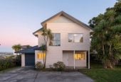 Standalone 3 beds 1.5 baths home with garage, Semi-ensuite full bathroom upstairs, Large separate guest toilet downstairs, close to Glenfield Mall, schools, parks, 0.7 km to Windy Ridge School, 1.7 km to Glenfield Intermediate School, 3/29 Park Road, Glenfield, Auckland