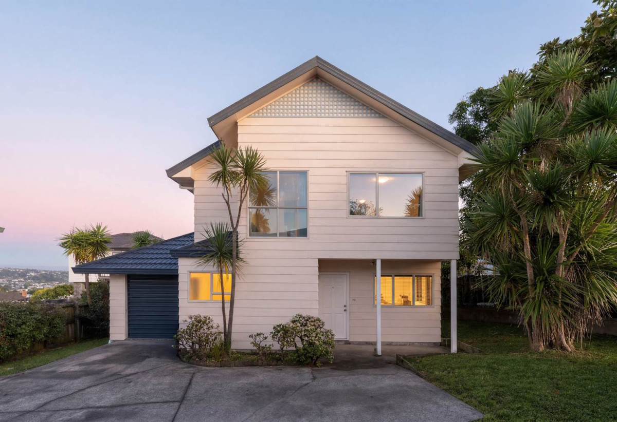 Standalone 3 beds 1.5 baths home with garage, Semi-ensuite full bathroom upstairs, Large separate guest toilet downstairs, close to Glenfield Mall, schools, parks, 0.7 km to Windy Ridge School, 1.7 km to Glenfield Intermediate School, 3/29 Park Road, Glenfield, Auckland