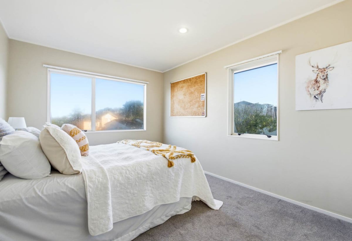 Standalone 3 beds 1.5 baths home with garage, Semi-ensuite full bathroom upstairs, Large separate guest toilet downstairs, close to Glenfield Mall, schools, parks, 0.7 km to Windy Ridge School, 1.7 km to Glenfield Intermediate School, 3/29 Park Road, Glenfield, Auckland