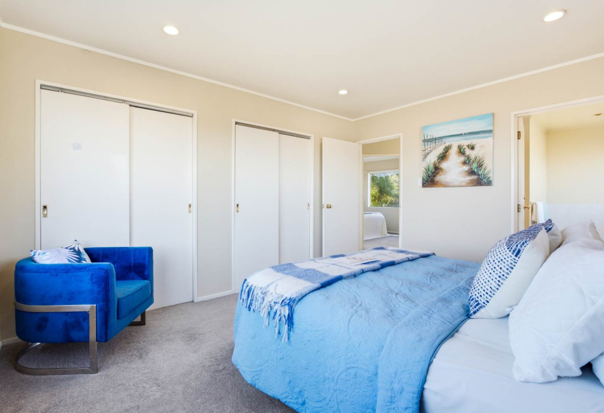 Standalone 3 beds 1.5 baths home with garage, Semi-ensuite full bathroom upstairs, Large separate guest toilet downstairs, close to Glenfield Mall, schools, parks, 0.7 km to Windy Ridge School, 1.7 km to Glenfield Intermediate School, 3/29 Park Road, Glenfield, Auckland