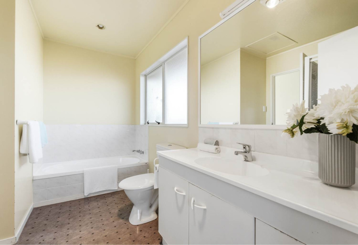 Standalone 3 beds 1.5 baths home with garage, Semi-ensuite full bathroom upstairs, Large separate guest toilet downstairs, close to Glenfield Mall, schools, parks, 0.7 km to Windy Ridge School, 1.7 km to Glenfield Intermediate School, 3/29 Park Road, Glenfield, Auckland