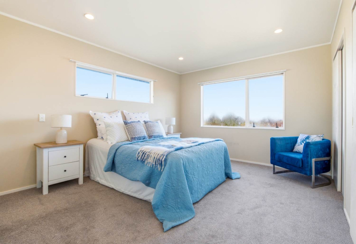 Standalone 3 beds 1.5 baths home with garage, Semi-ensuite full bathroom upstairs, Large separate guest toilet downstairs, close to Glenfield Mall, schools, parks, 0.7 km to Windy Ridge School, 1.7 km to Glenfield Intermediate School, 3/29 Park Road, Glenfield, Auckland