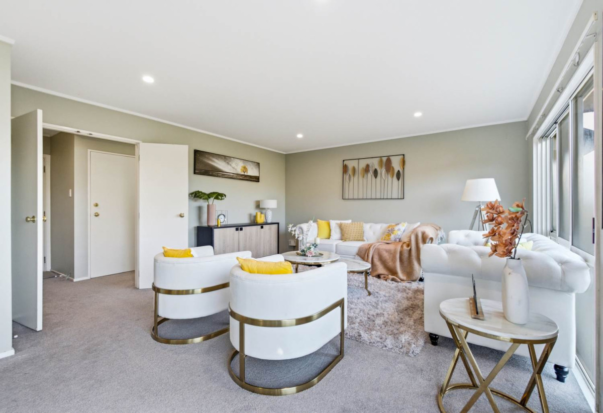 Standalone 3 beds 1.5 baths home with garage, Semi-ensuite full bathroom upstairs, Large separate guest toilet downstairs, close to Glenfield Mall, schools, parks, 0.7 km to Windy Ridge School, 1.7 km to Glenfield Intermediate School, 3/29 Park Road, Glenfield, Auckland