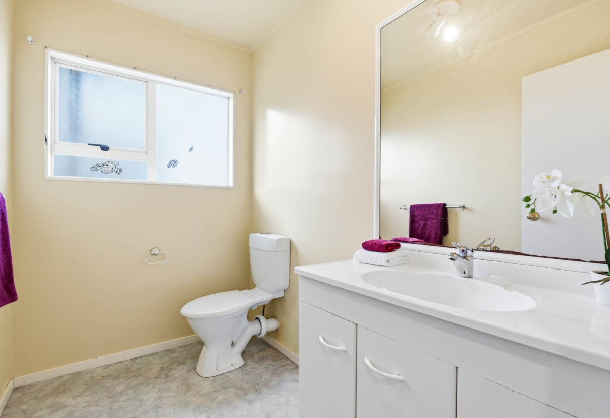 Standalone 3 beds 1.5 baths home with garage, Semi-ensuite full bathroom upstairs, Large separate guest toilet downstairs, close to Glenfield Mall, schools, parks, 0.7 km to Windy Ridge School, 1.7 km to Glenfield Intermediate School, 3/29 Park Road, Glenfield, Auckland