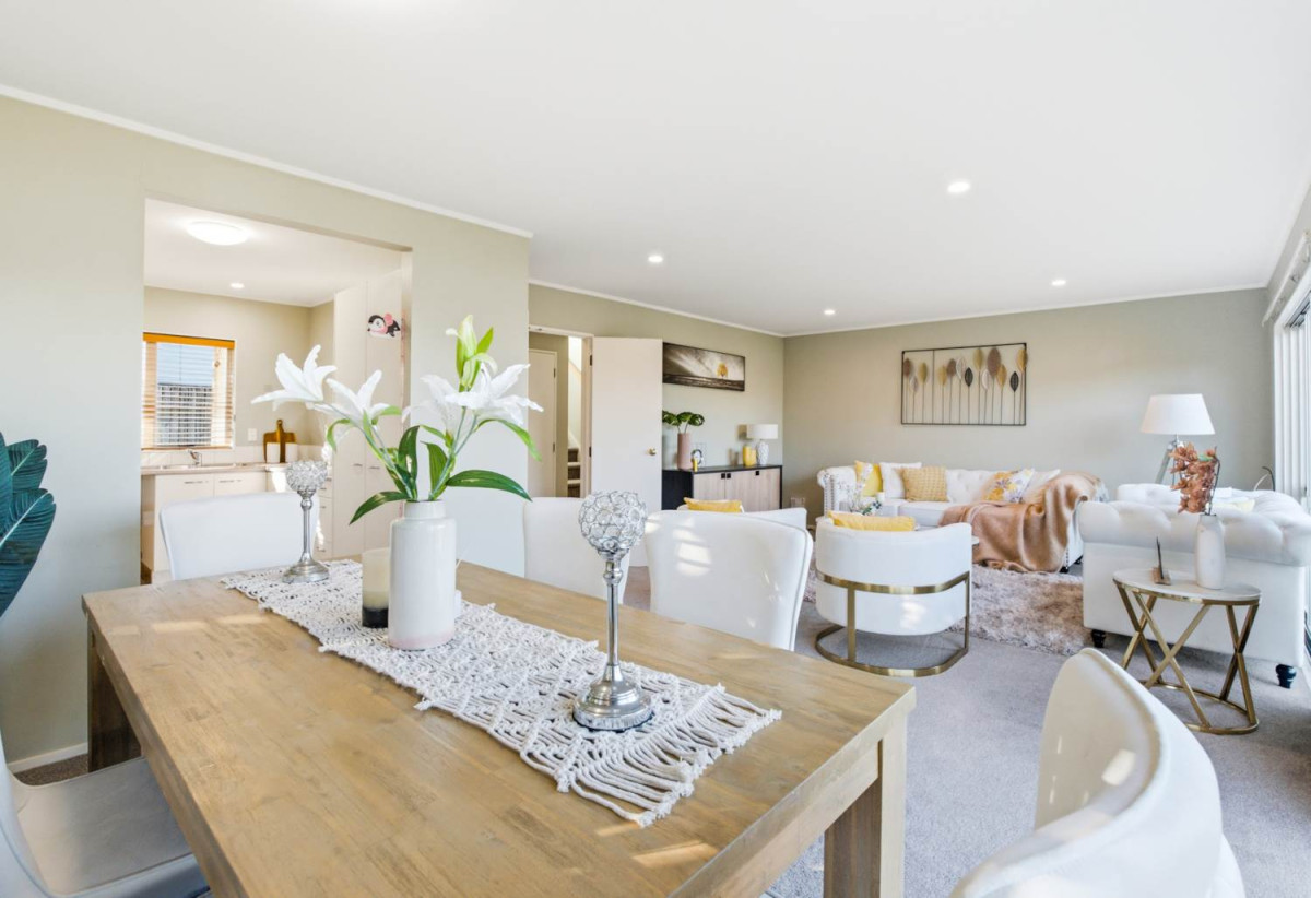 Standalone 3 beds 1.5 baths home with garage, Semi-ensuite full bathroom upstairs, Large separate guest toilet downstairs, close to Glenfield Mall, schools, parks, 0.7 km to Windy Ridge School, 1.7 km to Glenfield Intermediate School, 3/29 Park Road, Glenfield, Auckland