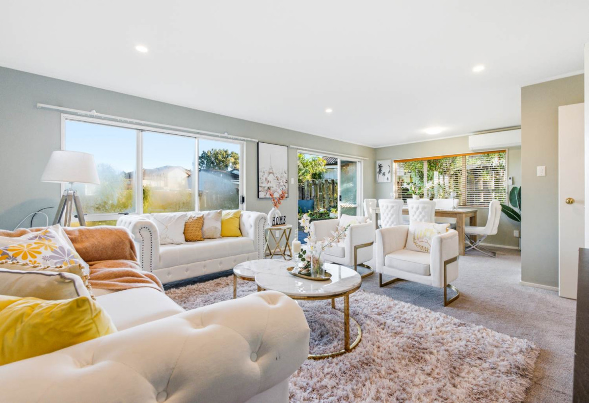 Standalone 3 beds 1.5 baths home with garage, Semi-ensuite full bathroom upstairs, Large separate guest toilet downstairs, close to Glenfield Mall, schools, parks, 0.7 km to Windy Ridge School, 1.7 km to Glenfield Intermediate School, 3/29 Park Road, Glenfield, Auckland