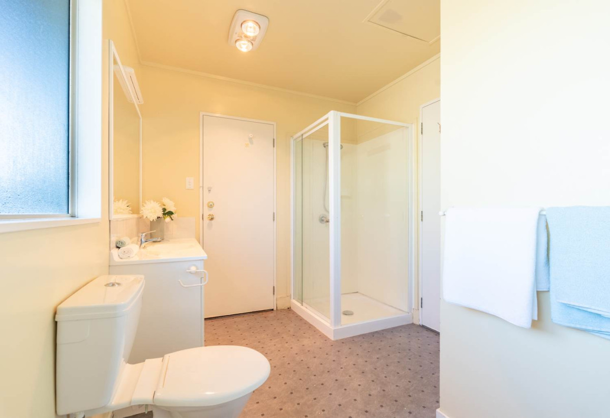 Standalone 3 beds 1.5 baths home with garage, Semi-ensuite full bathroom upstairs, Large separate guest toilet downstairs, close to Glenfield Mall, schools, parks, 0.7 km to Windy Ridge School, 1.7 km to Glenfield Intermediate School, 3/29 Park Road, Glenfield, Auckland