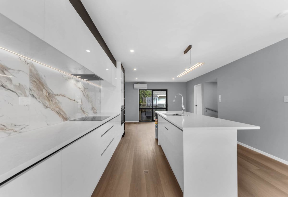 Brandnew 3 beds (2 ensuites) 3.5 baths home with garage, walking distance to schools, Highland Park shopping centre, 0.8 km to Howick Primary School and Pakuranga College, 0.9 km to Howick Intermediate, 5/24 Aberfeldy Avenue, Highland Park, Auckland