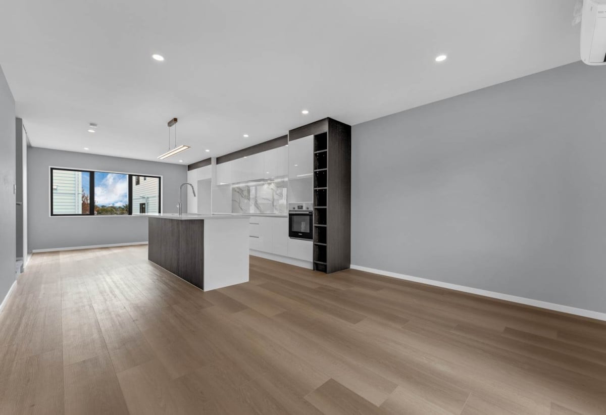Brandnew 3 beds (2 ensuites) 3.5 baths home with garage, walking distance to schools, Highland Park shopping centre, 0.8 km to Howick Primary School and Pakuranga College, 0.9 km to Howick Intermediate, 5/24 Aberfeldy Avenue, Highland Park, Auckland