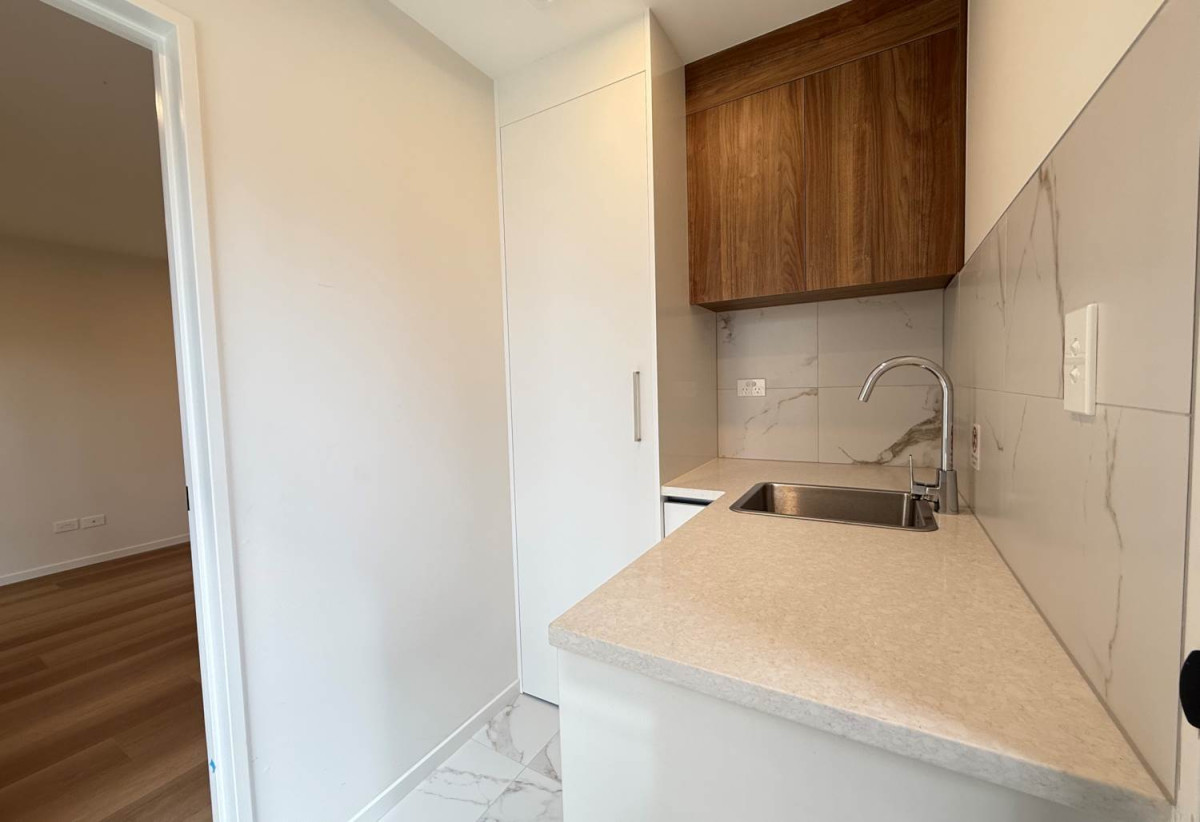 Brandnew 3 beds 2.5 baths home, walking distance to schools, Highland Park shopping centre, 0.8 km to Howick Primary School and Pakuranga College, 0.9 km to Howick Intermediate, 7/24 Aberfeldy Avenue, Highland Park, Auckland