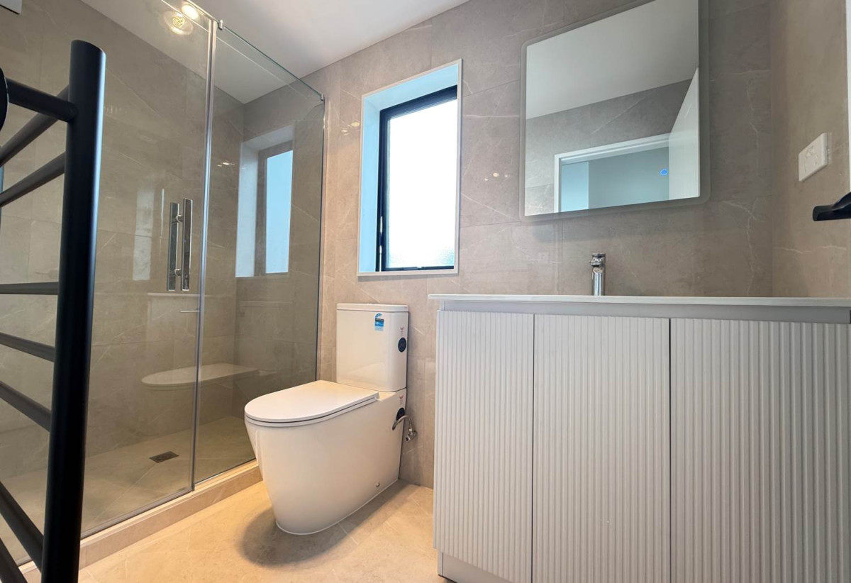 Brandnew 3 beds 2.5 baths home, walking distance to schools, Highland Park shopping centre, 0.8 km to Howick Primary School and Pakuranga College, 0.9 km to Howick Intermediate, 7/24 Aberfeldy Avenue, Highland Park, Auckland