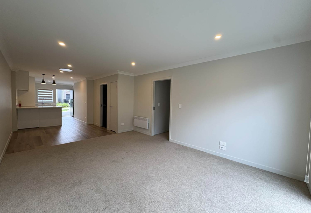 For rent, 3 beds 1.5 baths townhouse with garage, available 18th June, 44 Paretaiuru Crescent, Papakura, Auckland