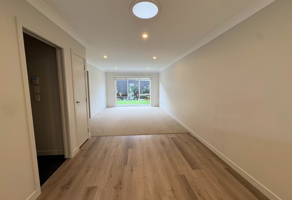 For rent, 3 beds 1.5 baths townhouse with garage, available 18th June, 44 Paretaiuru Crescent, Papakura, Auckland