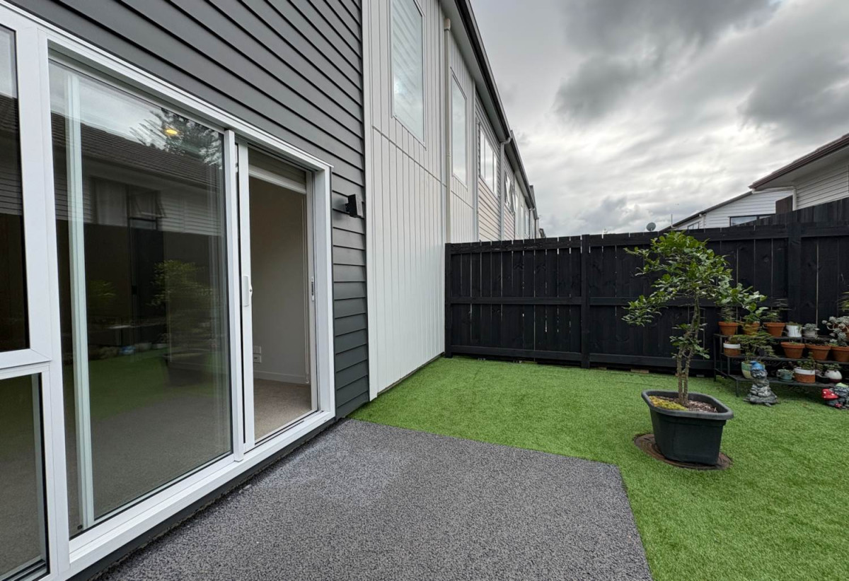 For rent, 3 beds 1.5 baths townhouse with garage, available 18th June, 44 Paretaiuru Crescent, Papakura, Auckland