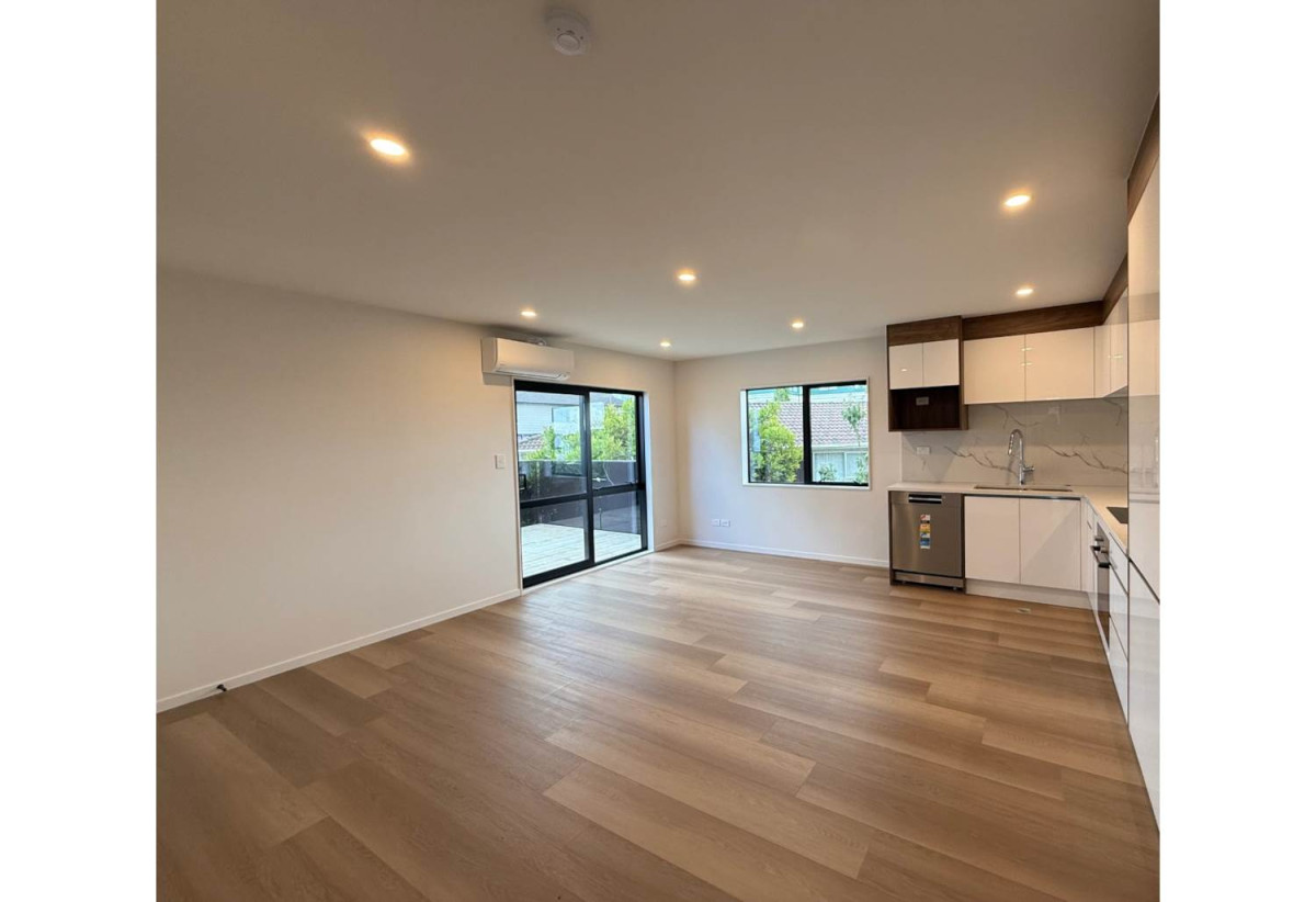 Brandnew 3 beds 2.5 baths home, walking distance to schools, Highland Park shopping centre, 0.8 km to Howick Primary School and Pakuranga College, 0.9 km to Howick Intermediate, 7/24 Aberfeldy Avenue, Highland Park, Auckland