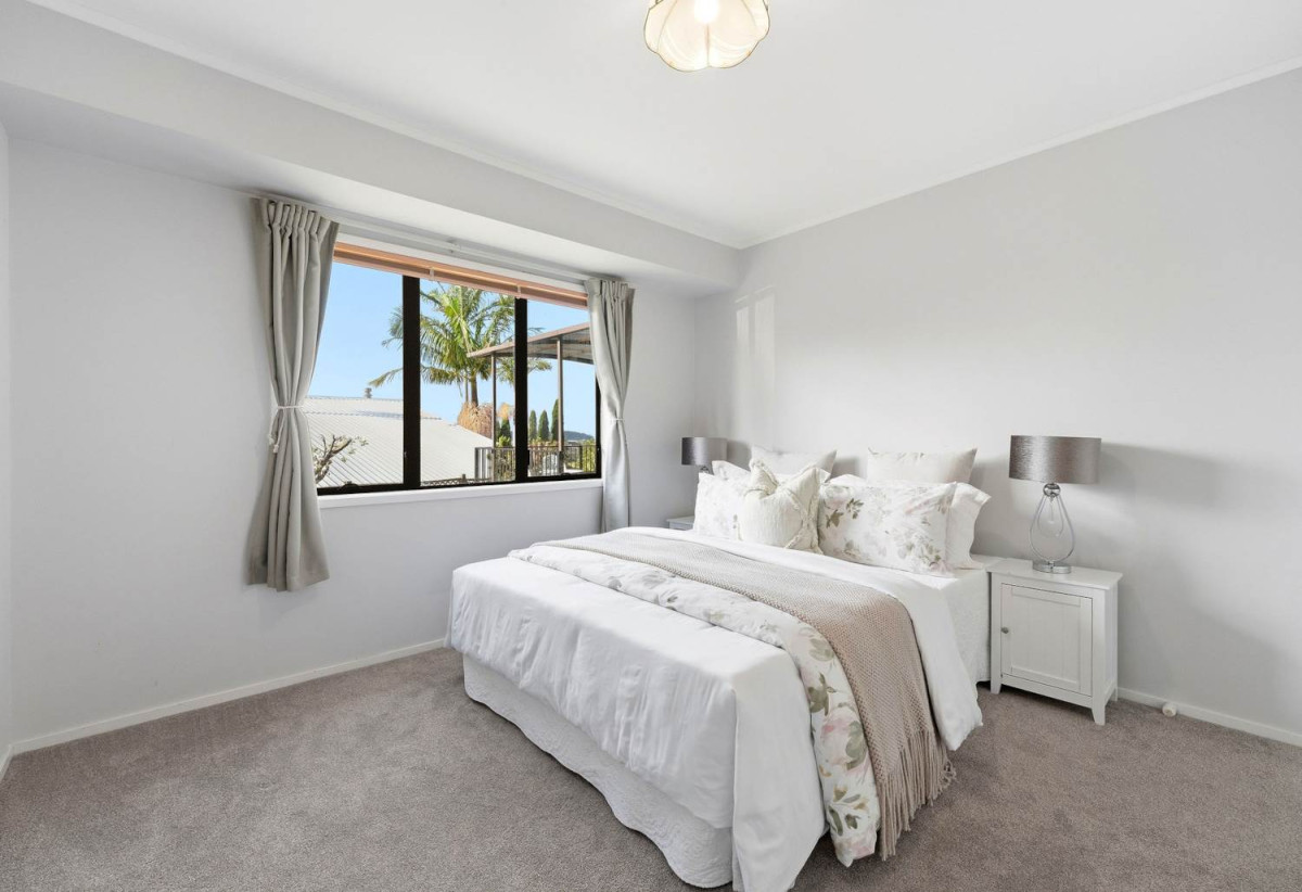 Sea Views, 640m2 section, 316m2 Brick 6 beds (2 ensuites) 4 baths house with double garage, close to schools, reserves, easy motorway access, 0.4 km to Marina View School, 0.9 km to Hobsonville School, 42 Westpark Drive, West Harbour, Auckland