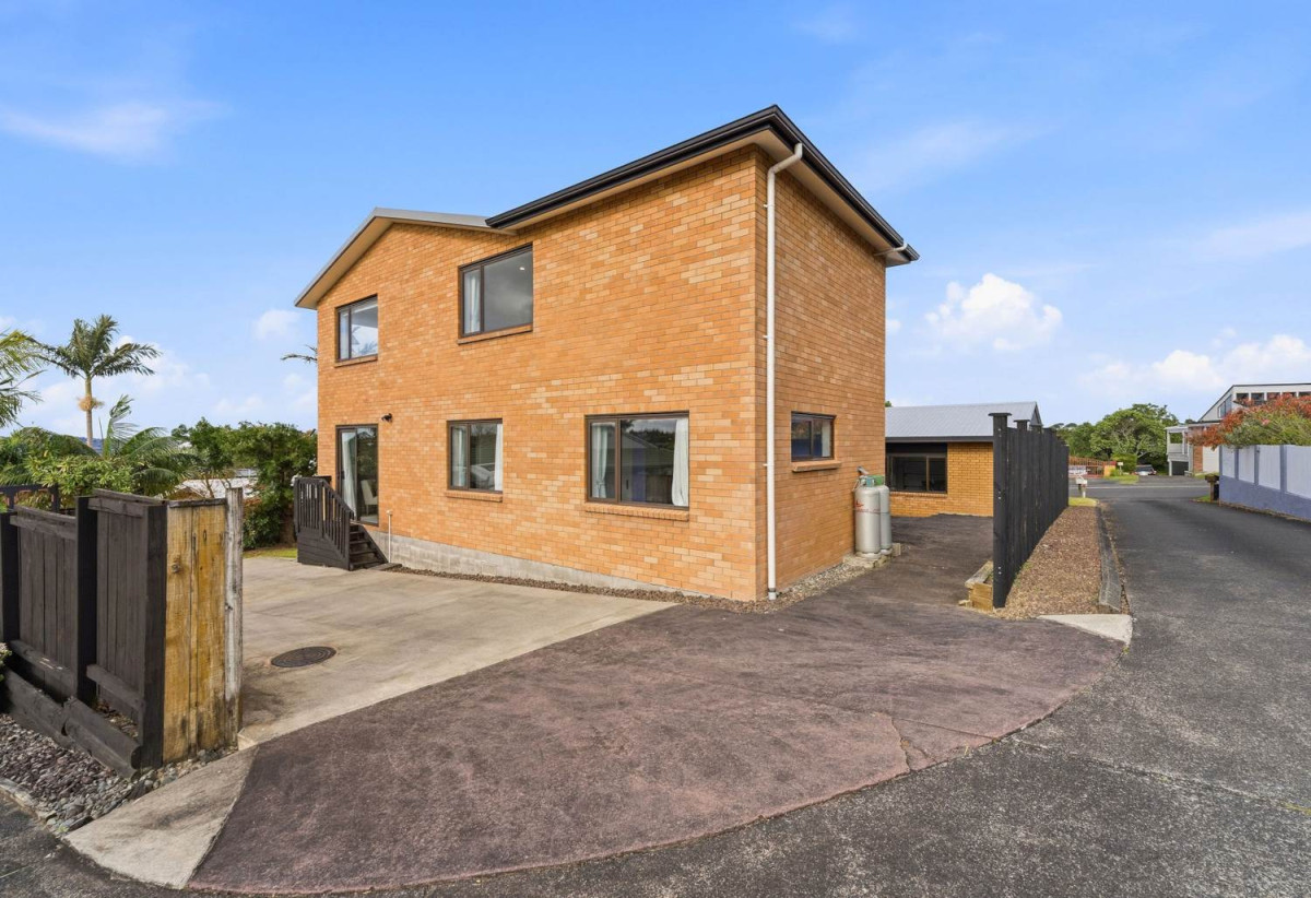 Sea Views, 640m2 section, 316m2 Brick 6 beds (2 ensuites) 4 baths house with double garage, close to schools, reserves, easy motorway access, 0.4 km to Marina View School, 0.9 km to Hobsonville School, 42 Westpark Drive, West Harbour, Auckland