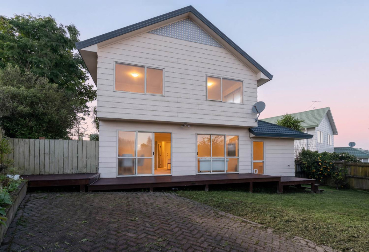 Standalone 3 beds 1.5 baths home with garage, Semi-ensuite full bathroom upstairs, Large separate guest toilet downstairs, close to Glenfield Mall, schools, parks, 0.7 km to Windy Ridge School, 1.7 km to Glenfield Intermediate School, 3/29 Park Road, Glenfield, Auckland
