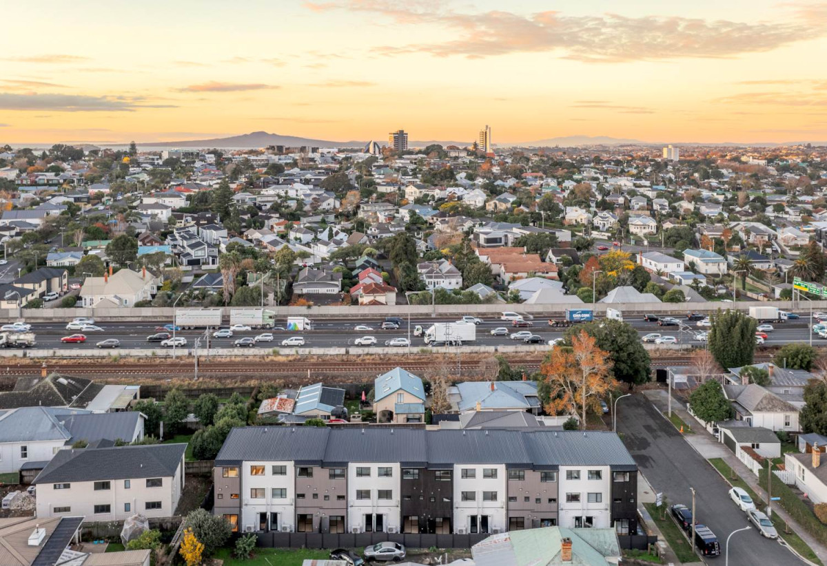 Double Grammar school zone, 4 beds (2ensuites) 3.5 baths home with garage, zoned for Auckland Grammar and Epsom Girls Grammar, as well as Cornwall Park Primary and Remuera Intermediate. within walking distance to supermarkets and moments, 1/16 Mapau Road, Greenlane, Auckland