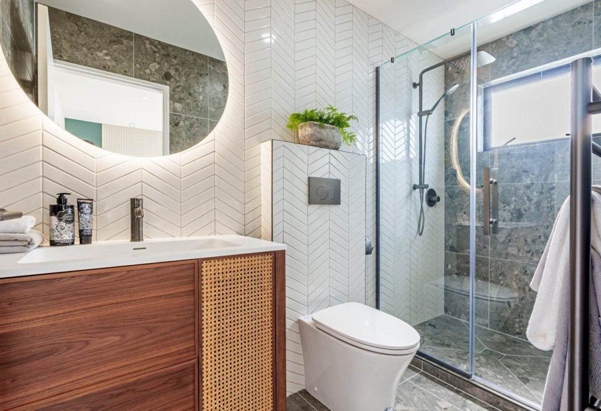 Double Grammar school zone, 4 beds (2ensuites) 3.5 baths home with garage, zoned for Auckland Grammar and Epsom Girls Grammar, as well as Cornwall Park Primary and Remuera Intermediate. within walking distance to supermarkets and moments, 1/16 Mapau Road, Greenlane, Auckland