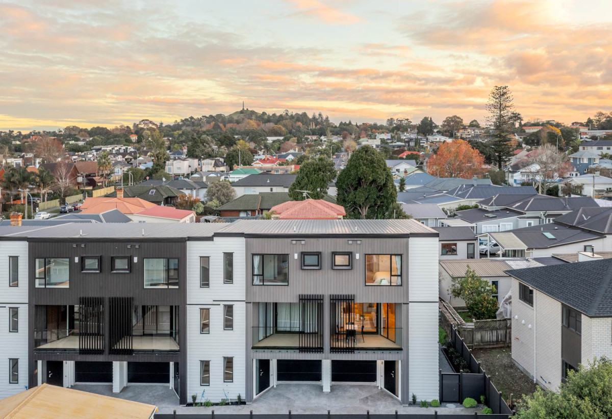 Double Grammar school zone, 4 beds (2ensuites) 3.5 baths home with garage, zoned for Auckland Grammar and Epsom Girls Grammar, as well as Cornwall Park Primary and Remuera Intermediate. within walking distance to supermarkets and moments, 1/16 Mapau Road, Greenlane, Auckland