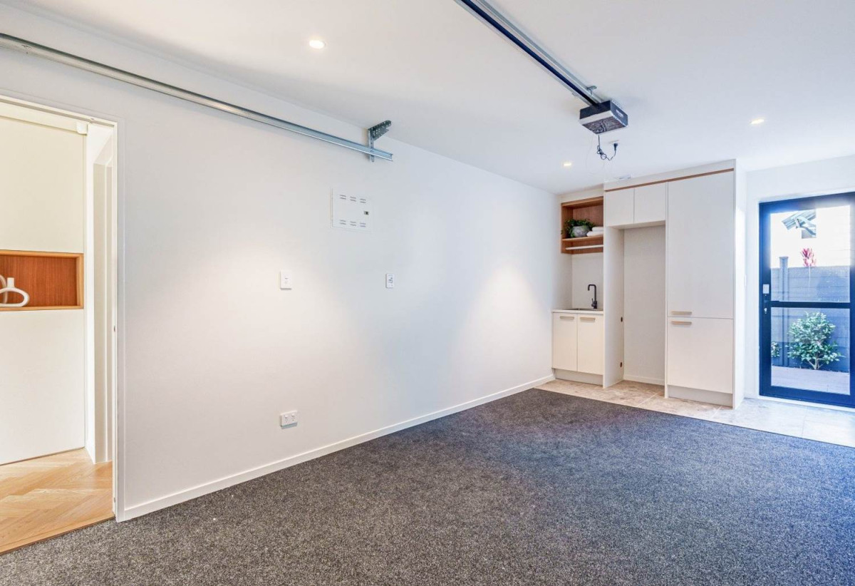 Double Grammar school zone, 4 beds (2ensuites) 3.5 baths home with garage, zoned for Auckland Grammar and Epsom Girls Grammar, as well as Cornwall Park Primary and Remuera Intermediate. within walking distance to supermarkets and moments, 1/16 Mapau Road, Greenlane, Auckland