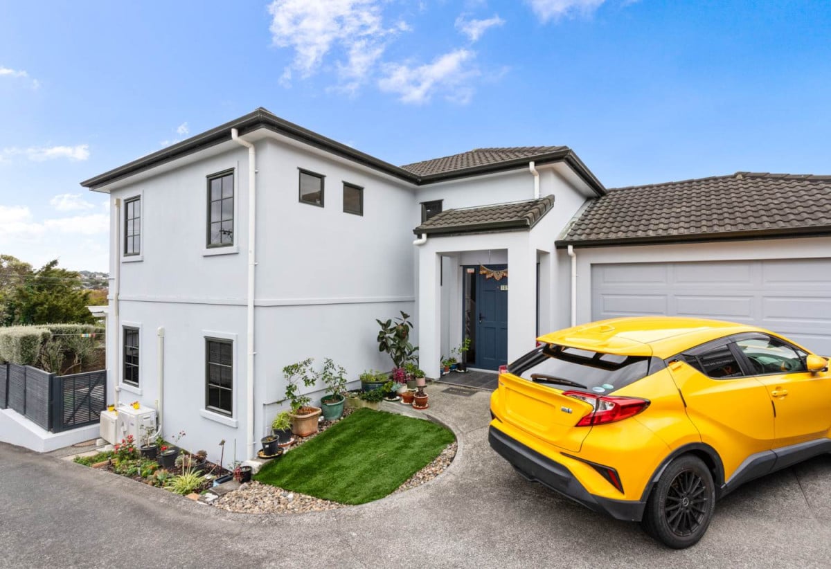 Renovated 3 beds + study room 2.5 baths house with double garage on 347m2 section, close to schools, shops, Blockhouse Bay Village, 0.5 km to Marshall Laing School and Lynfield College, 1.7 km to Blockhouse Bay Intermediate, 105a Terry Street, Blockhouse Bay, Auckland