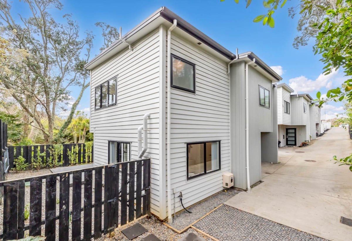 Rangitoto College zone, 4 beds 2.5 baths home with garage, just a short stroll to Mairangi Bay Village and beachfront, 0.2 km to Mairangi Bay School, 37C Matipo Road, Mairangi Bay, Auckland