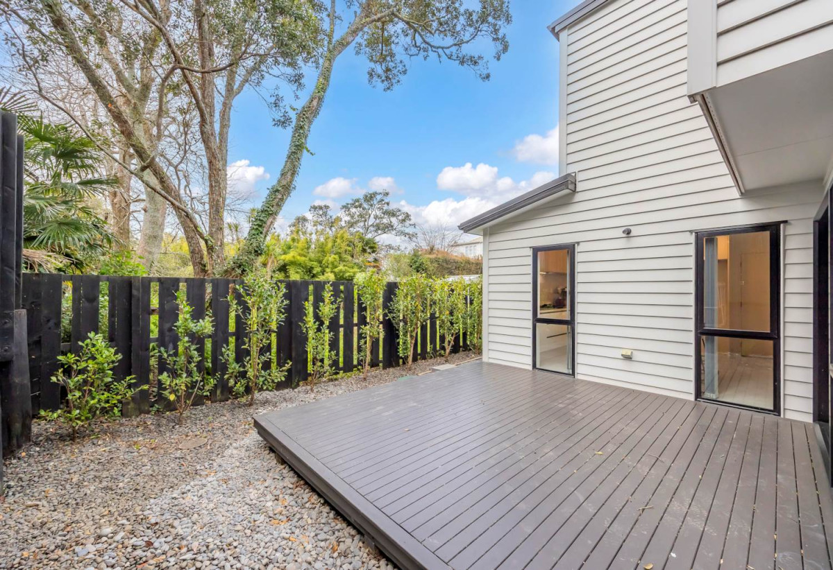 Rangitoto College zone, 4 beds 2.5 baths home with garage, just a short stroll to Mairangi Bay Village and beachfront, 0.2 km to Mairangi Bay School, 37C Matipo Road, Mairangi Bay, Auckland