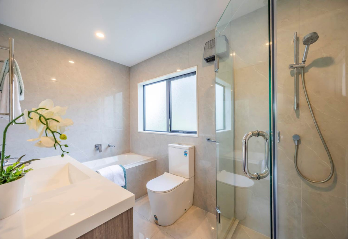 Rangitoto College zone, 4 beds 2.5 baths home with garage, just a short stroll to Mairangi Bay Village and beachfront, 0.2 km to Mairangi Bay School, 37C Matipo Road, Mairangi Bay, Auckland