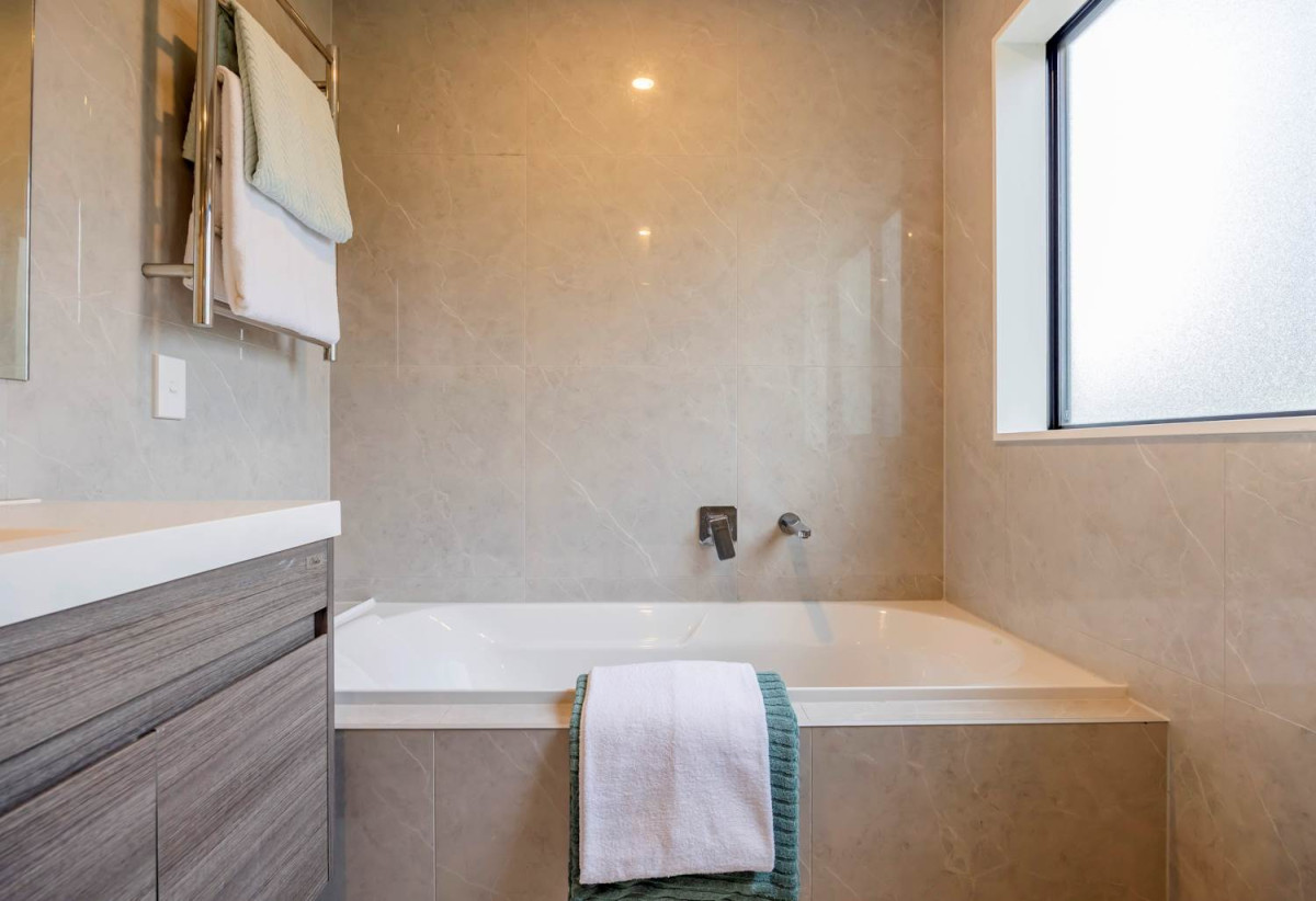 Rangitoto College zone, 4 beds 2.5 baths home with garage, just a short stroll to Mairangi Bay Village and beachfront, 0.2 km to Mairangi Bay School, 37C Matipo Road, Mairangi Bay, Auckland
