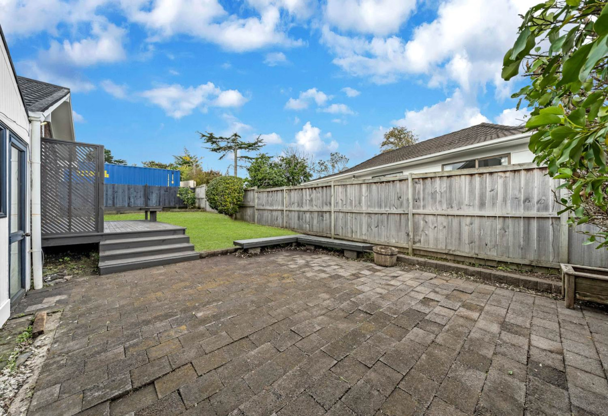 2 beds 1 bath home with carport, just a short walk to Highland Park Shopping Centre, 0.3 km to Howick Primary School, 0.4 km to Howick Intermediate, 1.1 km to Pakuranga College, 2/7 Benygloe Place, Highland Park, Auckland