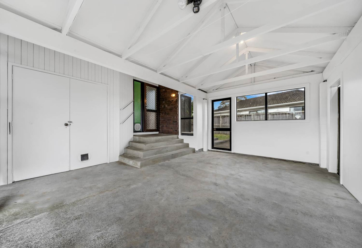 2 beds 1 bath home with carport, just a short walk to Highland Park Shopping Centre, 0.3 km to Howick Primary School, 0.4 km to Howick Intermediate, 1.1 km to Pakuranga College, 2/7 Benygloe Place, Highland Park, Auckland
