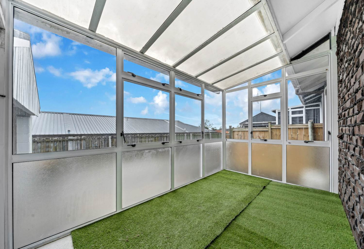 2 beds 1 bath home with carport, just a short walk to Highland Park Shopping Centre, 0.3 km to Howick Primary School, 0.4 km to Howick Intermediate, 1.1 km to Pakuranga College, 2/7 Benygloe Place, Highland Park, Auckland