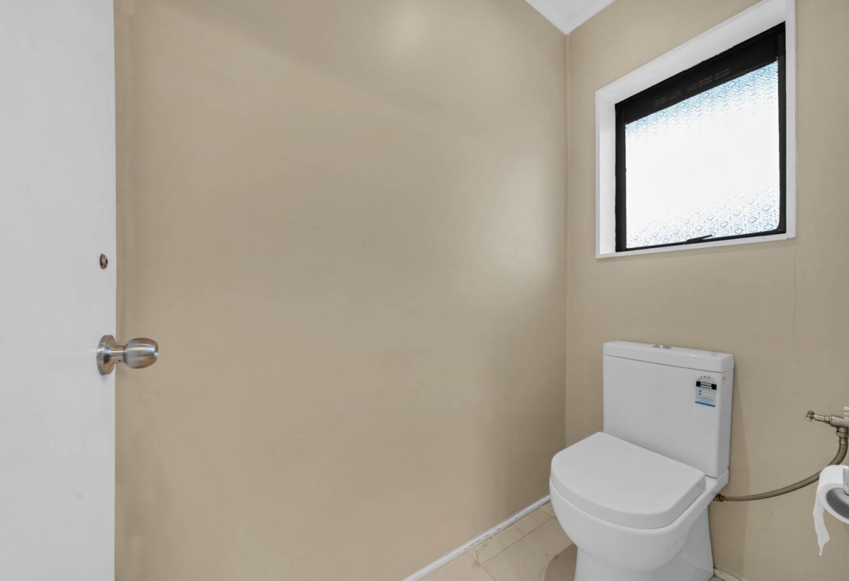 2 beds 1 bath home with carport, just a short walk to Highland Park Shopping Centre, 0.3 km to Howick Primary School, 0.4 km to Howick Intermediate, 1.1 km to Pakuranga College, 2/7 Benygloe Place, Highland Park, Auckland