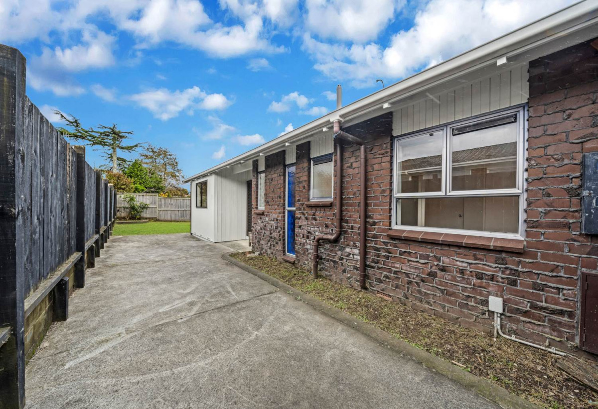 2 beds 1 bath home with carport, just a short walk to Highland Park Shopping Centre, 0.3 km to Howick Primary School, 0.4 km to Howick Intermediate, 1.1 km to Pakuranga College, 2/7 Benygloe Place, Highland Park, Auckland